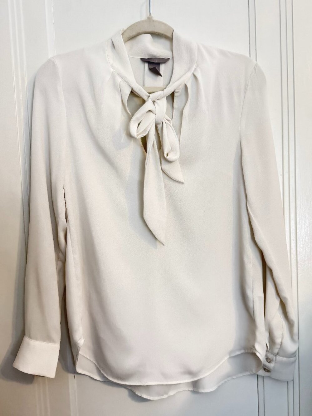 H&M Womens White Bow Tie Blouse Size US 2 Long Sleeve Flowy Cuff Sleeve Top